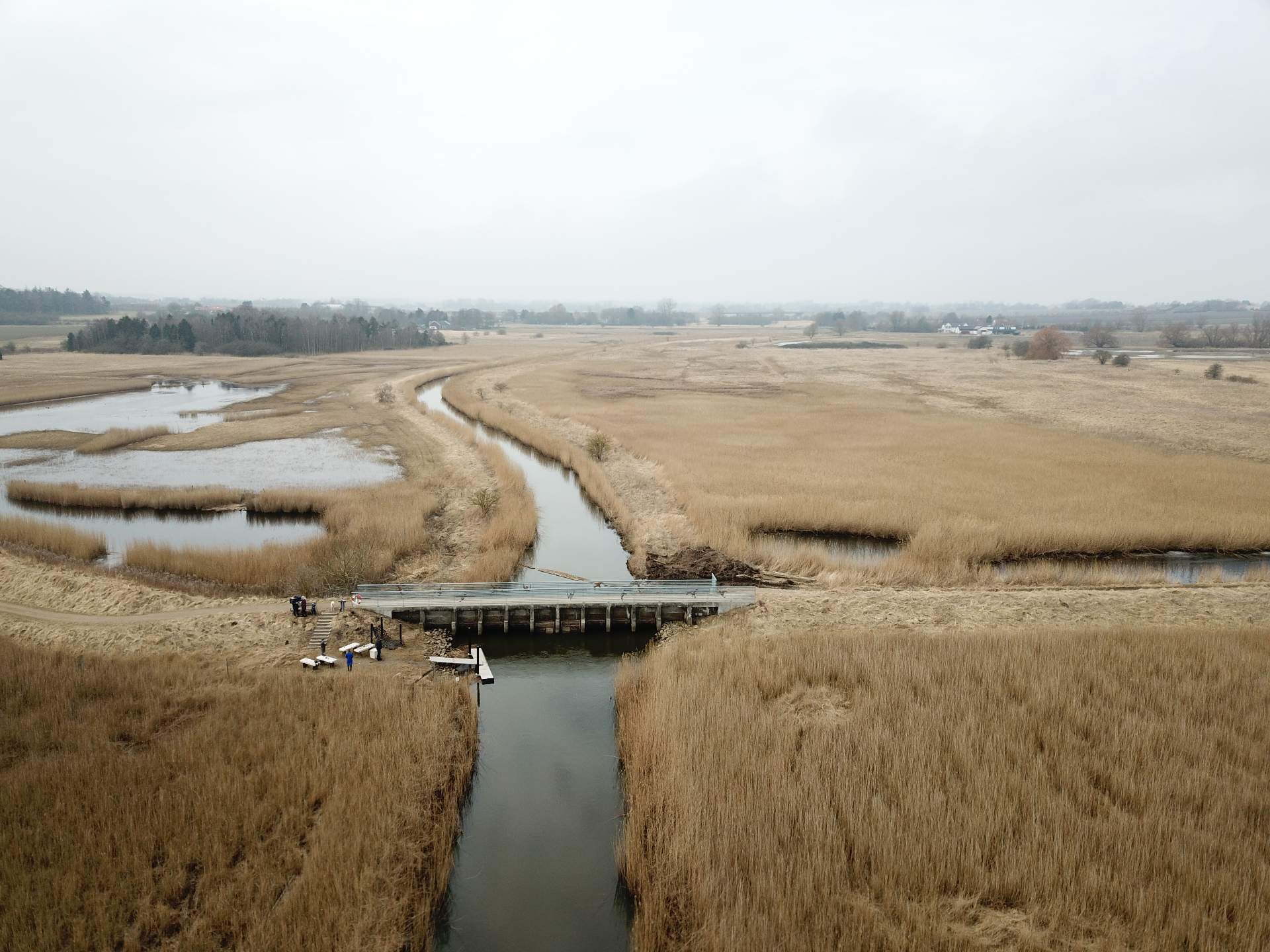 Luftfoto over Tuse Å, slusen og engene ved Mårsø ud mod Holbæk Fjord